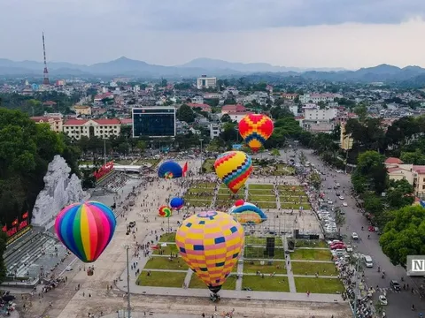 Người dân hào hứng tại lễ hội khinh khí cầu quốc tế ở Tuyên Quang