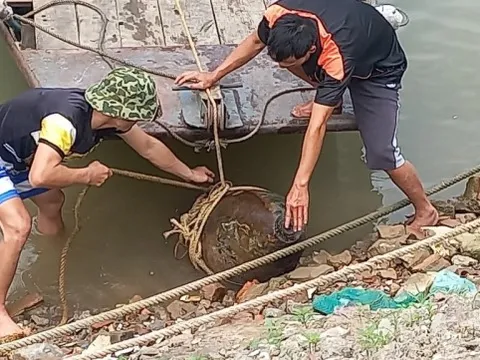 Phát hiện quả bom nặng hơn 500 kg ngay bờ sông