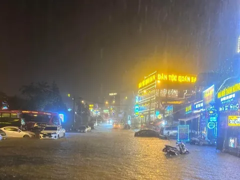 Du khách "méo mặt" vì Sapa mưa lớn, phố "ngập như sông"