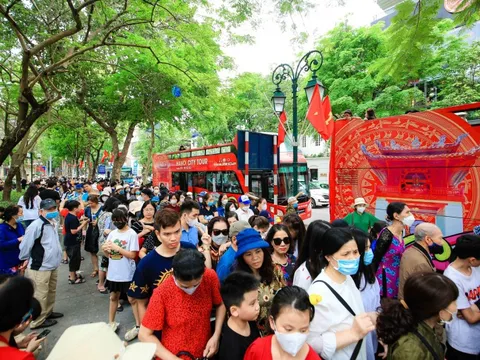 CLIP: Hàng ngàn người xếp hàng 4,5 tiếng để đi xe buýt 2 tầng ngắm Hà Nội
