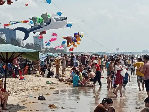 Hình ảnh bãi biển Vũng Tàu kín người trong ngày 30-4