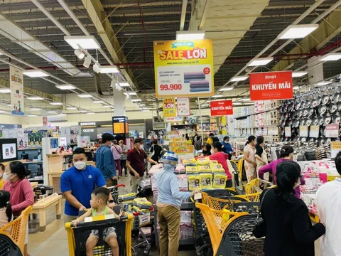 Người dân TP HCM đổ vào siêu thị trốn nóng, “săn sale” ngày lễ