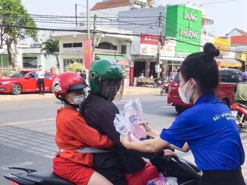 Những chai nước suối nghĩa tình