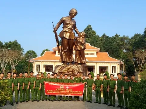 Trở lại quê hương "Người mẹ cầm súng"