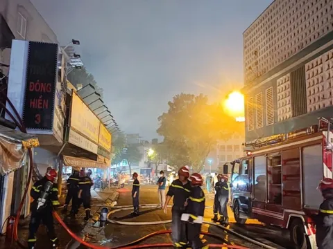 TP HCM: Hai cụ già mắc kẹt trong đám cháy cửa hàng thuốc tây