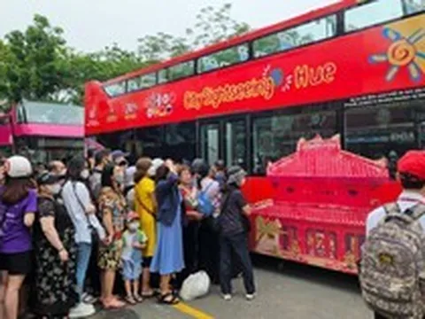 Xếp hàng cả tiếng đồng hồ chờ đi xe bus 2 tầng ở Hà Nội
