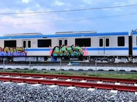 Đoàn tàu Metro TP.HCM tiếp tục bị vẽ bậy, mời công an điều tra