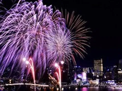 Rực rỡ 'đại tiệc' pháo hoa mừng ngày đất nước thống nhất