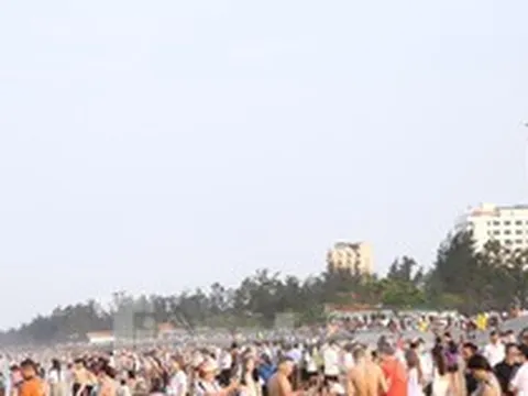 Đông nghịt người tắm biển Cửa Lò