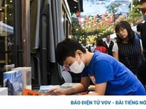 Người dân nườm nượp đổ về phố sách Hà Nội trong kỳ nghỉ lễ