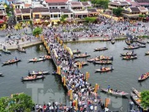 Nhìn khác lạ từ trên cao phố cổ Hội An chật kín người trong dịp nghỉ lễ
