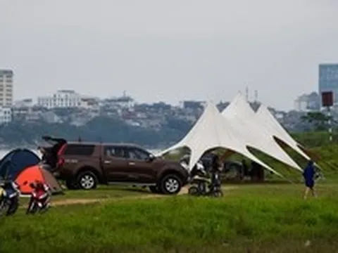 Người Hà Nội vui chơi, tụ tập ven sông Hồng dịp nghỉ lễ 30/4 -1/5