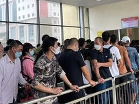 Mệt mỏi xếp hàng 5 tiếng làm thủ tục để sang Trung Quốc du lịch trong ngày