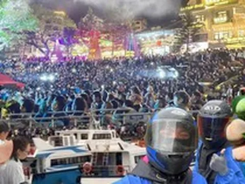 Hàng loạt điểm du lịch ngập trong “biển người” dịp lễ 30/4 - 1/5, lên rừng hay xuống biển đều tắc nghẽn