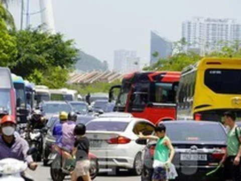 Khách du lịch nhích từng mét tìm quán ăn ở Hạ Long