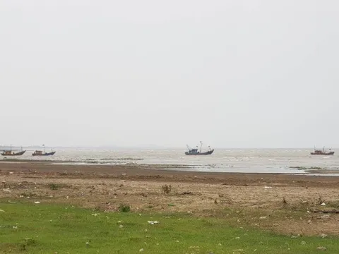 Bé trai chưa rõ danh tính bị sóng biển cuốn mất tích