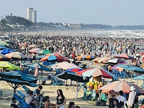 Biển người chen chúc nhau ở các bãi tắm Vũng Tàu