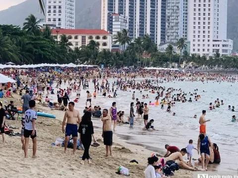 Nắng nóng, người dân và du khách ở Nha Trang đổ ra biển “giải nhiệt”