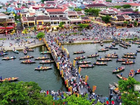 Phố cổ Hội An chật kín người trong dịp nghỉ lễ