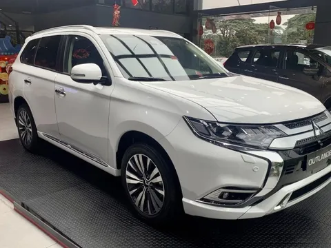 Mitsubishi Outlander đời 2022 giảm kịch sàn tại đại lý: Cao nhất gần 130 triệu đồng, bản CVT gần ngang Xpander Cross