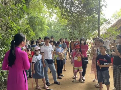 Hàng vạn du khách hướng về quê Bác dịp lễ 30/4 - 1/5