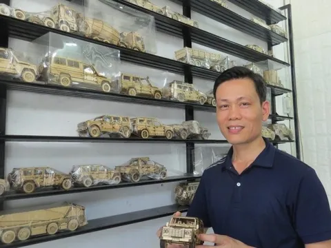 Độc đáo bộ sưu tập xe ô tô mô hình bằng ván gỗ