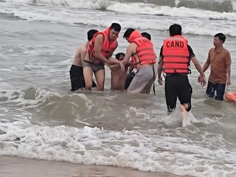 Huế: Kịp thời giải cứu nhiều du khách bị sóng biển cuốn xa bờ