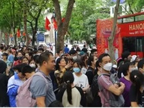 Dòng người xếp hàng trải nghiệm xe bus 2 tầng miễn phí