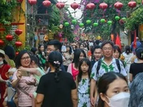 Hàng vạn du khách "nhích từng bước một" tham quan Hội An dịp nghỉ lễ