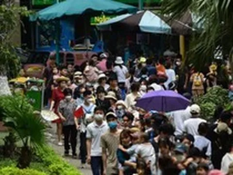 Ngộp thở giữa biển người đổ về công viên Thủ Lệ ngày 1/5