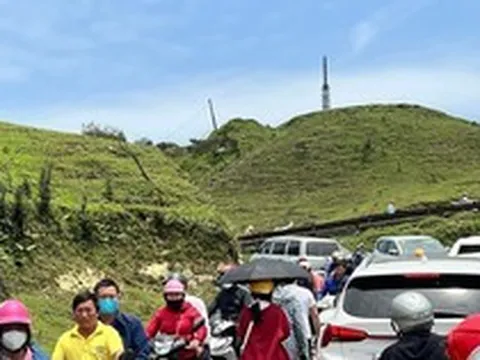 Du khách đổ lên đỉnh Mẫu Sơn, ô tô ùn tắc kéo dài