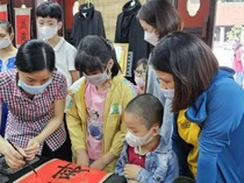 Văn Miếu - Quốc Tử Giám đông đúc, đón 10.000 khách mỗi ngày