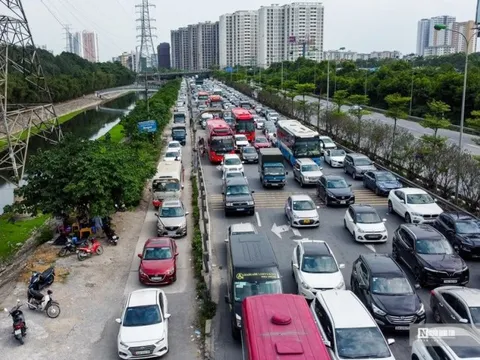 Người dân đổ về Hà Nội sớm, cao tốc Pháp Vân – Cầu Giẽ tắc dài