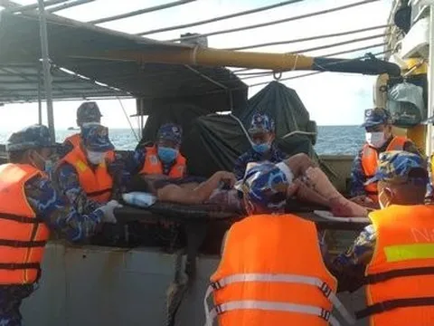 Hải đoàn 129 Hải quân hỗ trợ cấp cứu ngư dân bị nạn trên biển