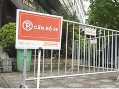 Muôn kiểu dựng rào chắn ở Hà Nội để ngăn ô tô, xe máy leo lên vỉa hè