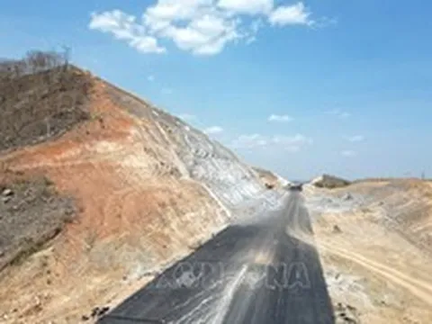 Thiếu cát đắp nền đường, cao tốc Cần Thơ - Cà Mau gặp khó về tiến độ
