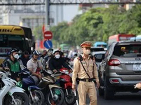 Ngày cuối kỳ nghỉ lễ, đường phố Hà Nội lại nườm nượp người, xe