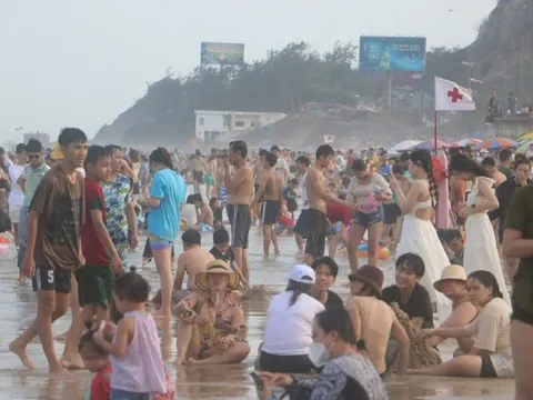 Vũng Tàu đón hàng trăm nghìn lượt khách đổ về tắm biển, vui chơi kỳ lễ