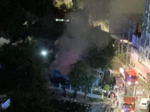 Cháy quán cà phê, ôtô nhà hàng xóm bị thiêu rụi