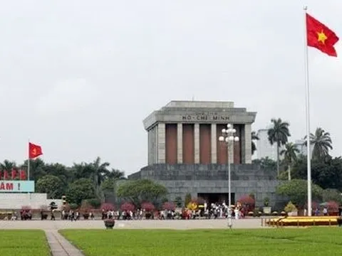 Trên 52.000 lượt khách vào Lăng viếng Bác Hồ trong 3 ngày nghỉ lễ