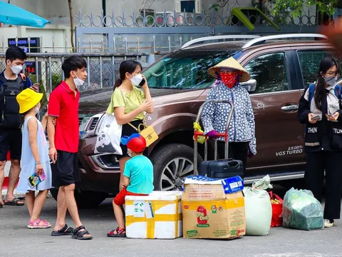 Kết thúc nghỉ lễ, người dân lỉnh kỉnh đồ đạc trở lại thủ đô