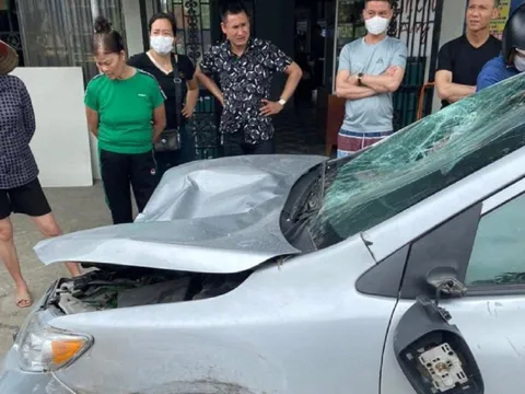 Xe ôtô bất ngờ tông 2 người đi bộ tử vong