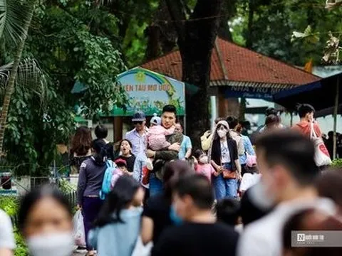 Dòng người chen chân đi chơi vườn thú dịp nghỉ lễ 30/4 – 1/5