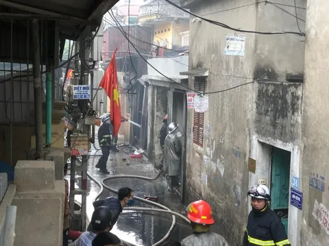 Hoả hoạn thiêu rụi xưởng gỗ, cháy lan sang 2 ngôi nhà