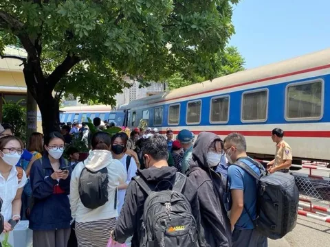 Huế: Video hiện trường tàu hoả chở 355 hành khách bị trật bánh