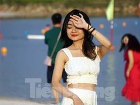 Du khách về biển Đồ Sơn tăng đột biến, nhà nghỉ cháy phòng dịp nghỉ lễ