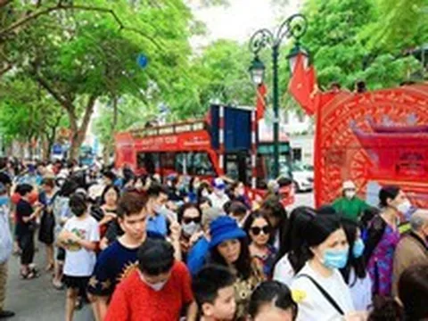 Hà Nội thu 2.400 tỉ đồng từ khách du lịch
