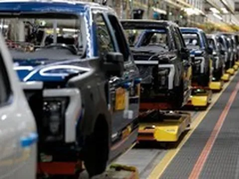 Ford khó khăn chồng chất: Tạm dừng hoạt động 3 nhà máy vì thiếu linh kiện, loạt xe F-150 nằm im ngoài bãi không thể giao cho khách