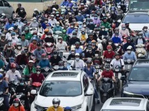 Giao thông Hà Nội hỗn loạn trong ngày đầu tiên người dân đi làm sau kỳ nghỉ dài