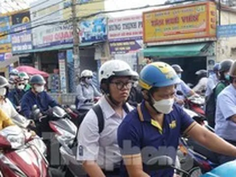 Người dân TPHCM chật vật dưới nắng gắt đi làm sau nghỉ lễ